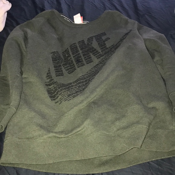 olive green nike sweatshirt